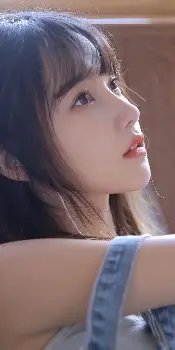 孙茜独撑伞,旁童雨中独,爱体育,爱体育平台,爱体育官方网站,爱体育登录入口,爱体育app下载